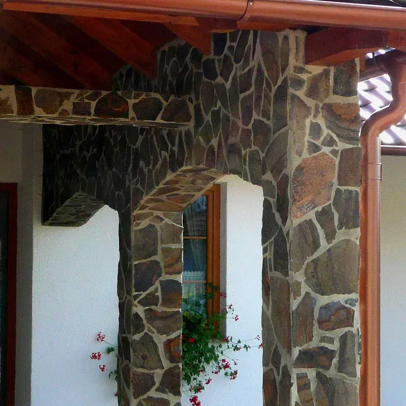 Andezit - šed.hněd.čer. drobný