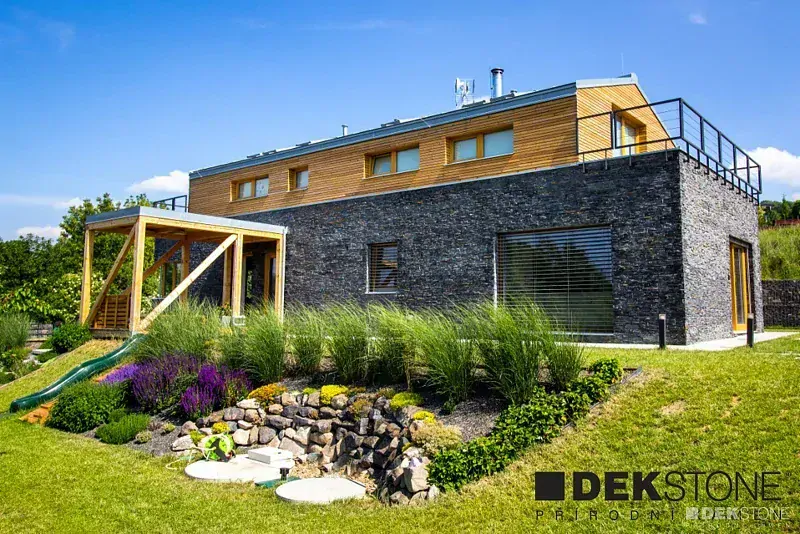 N3005 Black & Rusty Slate rohový díl - Hrubý (0,33 m2)